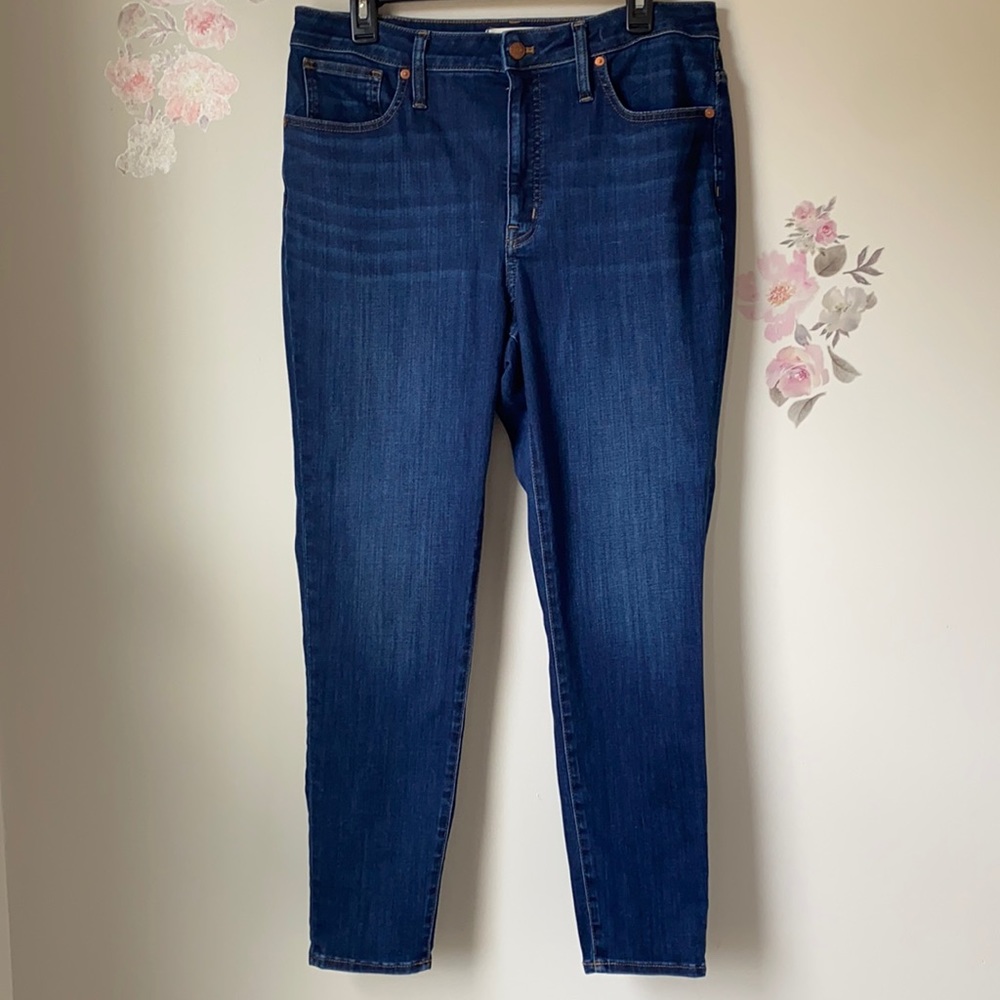 Madewell Curvy High Rise Skinny Medium/Dark Wash Jeans - Size 31. Inseam 28”.
